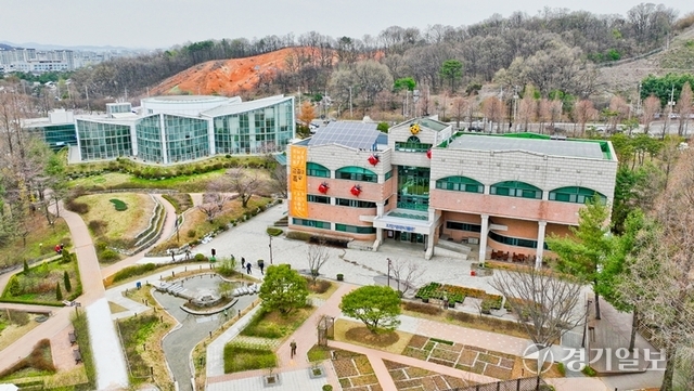 지난 2000년 개관한 부천자연생태박물관은 2006년 개원한 부천식물원 등과 2012년 부천자연생태공원으로 통합돼 총 부지면적 24만여 제곱미터(㎥)의 규모로 운영되고 있다. 사진은 박물관과 식물원 전경. 윤원규기자