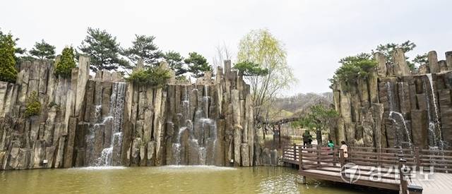 기암괴석과 인공폭포로 시원함을 느낄 수 있는 부천무릉도원수목원. 윤원규기자