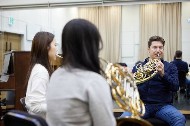 지난해 차세대 클래식 연주자를 육성하는 ‘KNSO아카데미’에서 베를린필 호른 연주자 안드레이 주스트(오른쪽)의 마스터 클래스에 참여한 청년 교육단원들. 사진제공=국립심포니오케스트라