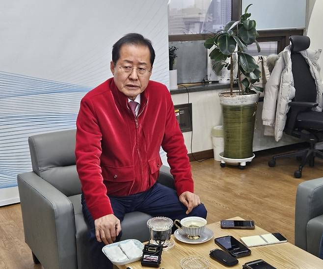 홍준표 대구시장이 지난달 5일 대구시 동인청사 기자실을 찾아 간담회를 하고 있다.[사진출처 = 연합뉴스]