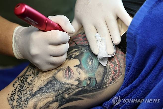문신 시술 모습. 사진은 기사와 무관함.[연합뉴스]