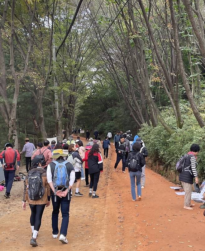 등산객으로 붐비는 계족산 황톳길. 본 기사와 직접 관련은 없음. [사진 제공=연합뉴스]