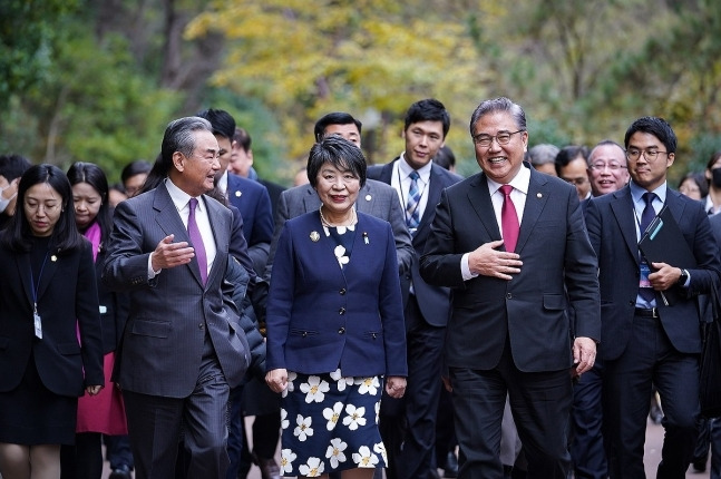 작년 11월 부산에서 만난 한중일 외교장관. [사진 제공 = 외교부 제공]