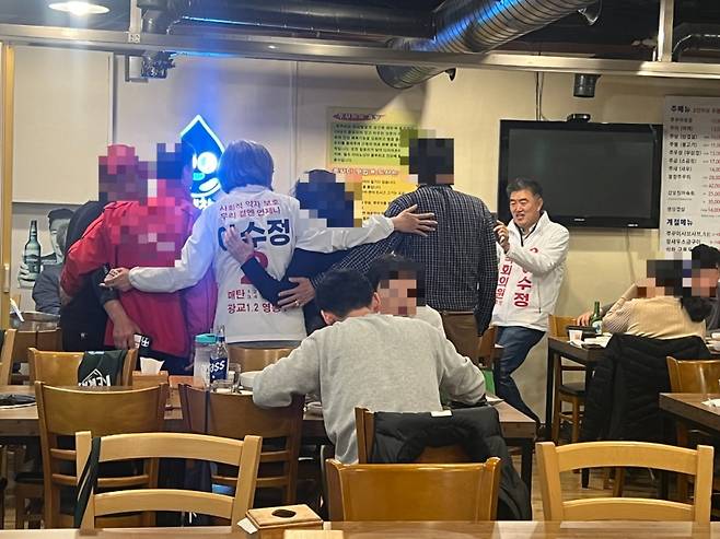 이수정 국민의힘 경기 수원정 후보가 3일 수원 영통구 매탄동 한 식당에서 인사를 돌다 사진촬영 요청에 응하고 있다. /사진=박소연 기자