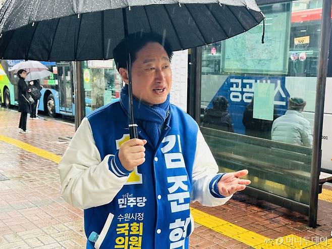 경기 수원시 아주대 인근 버스정류장에서 지역 현안에 대해 설명하는 김준혁 더불어민주당 경기 수원시정 후보 /사진=김도현 기자