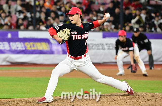 2024년 4월 3일 오후 경기도 수원KT위즈파크에서 '2024 신한 SOL Bank KBO리그' KIA 타이거즈와 KT 위즈의 경기가 열렸다. KIA 곽도규가 8회말 구원등판해 역투하고 있다./수원=유진형 기자 zolong@mydaily.co.kr