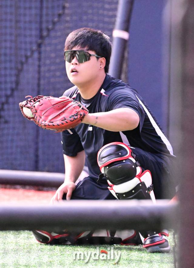 kt강백호가 외야에서 뜬공 훈련을 마친 뒤 내야에서 볼을 받고 있다.