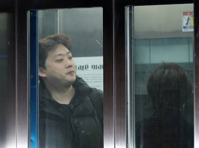 전국의과대학교수협의회(전의교협) 비공개 총회가 열린 9일 오후 서울시내 한 식당에서 박단 대한전공의협의회(대전협) 비대위원장이 건물을 나서다 취재진을 보고 황급히 이동하고 있다. [연합]