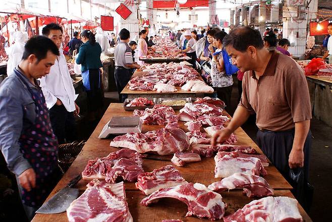 쓰촨성의 한 농촌 시장에서 돼지고기를 판매하는 구역