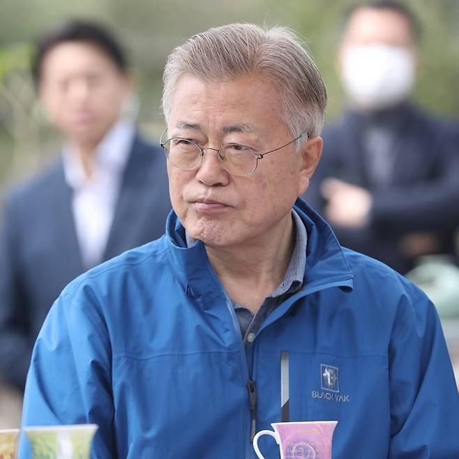 문재인 전 대통령이 지난 2일 울산시 동구 항일운동가 성세빈 선생 생가에서 성 선생의 손자인 성낙진씨와 대화를 나누고 있다. 울산=뉴스1