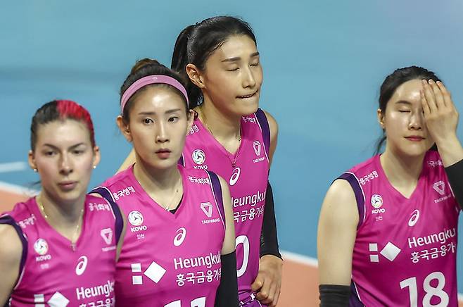 지난 1일 인천 부평구 인천삼산월드체육관에서 열린 프로배구 V-리그 여자부 2023-2024 챔피언결정전 3차전 흥국생명 핑크스파이더스와 현대건설 힐스테이트의 경기, 세트스코어 3대2로 패배해 준우승을 차지한 흥국생명 김연경이 아쉬워하고 있다. 뉴시스
