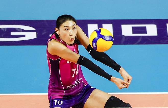 지난 1일 인천 부평구 인천삼산월드체육관에서 열린 프로배구 V-리그 여자부 2023-2024 챔피언결정전 3차전 흥국생명 핑크스파이더스와 현대건설 힐스테이트의 경기, 흥국생명 김연경이 수비를 하고 있다. 뉴시스