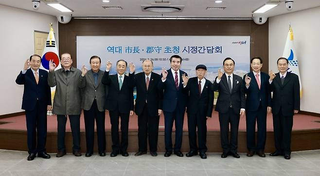 김동일(오른쪽 다섯번째) 보령시장이 역대 보령 시장·군수들을 시청으로 초대해 시정간담회를 가졌다. 보령시 제공