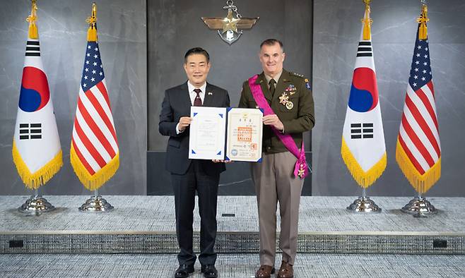 신원식 국방부 장관(왼쪽)이 4일 찰스 플린 미국 태평양육군사령관에게 보국훈장 통일장을 수여하고 함께 기념사진을 촬영하고 있다. 국방부 제공