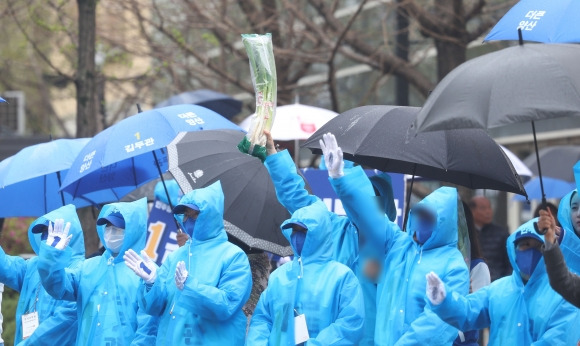 3일 경남 양산시 중부동 이마트 앞 삼거리에서 열린 이재영(경남 양산갑)·김두관(경남 양산을) 더불어민주당 후보 합동연설 현장에서 한 선거운동원이 대파를 들고 있다.  양산 연합뉴스