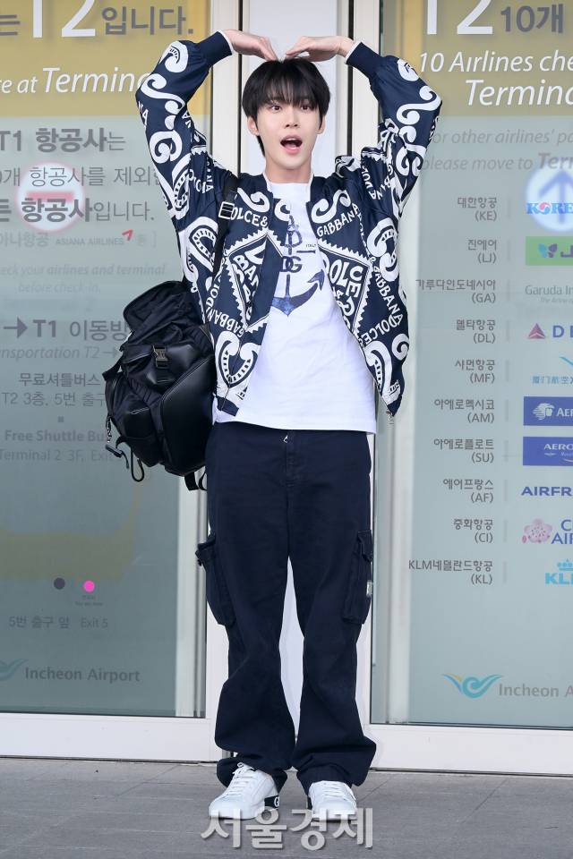 그룹 엔시티 127(NCT 127) 도영이 4일 오전 돌체앤가바나 전시회 참석 차 인천국제공항 제2여객터미널을 통해 이탈리아 밀라노로 출국하고 있다. 김규빈 기자 2024.04.04