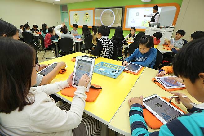 서울 한 초등학교에서 태블릿 PC 등을 이용한 스마트 교육 공개수업이 진행되고 있다. ⓒ연합뉴스