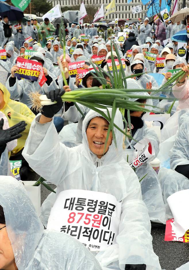 '국민과 함께하는 농민의길' 주최로 3월25일 오후 정부세종청사 기획재정부 앞에서 열린 수입농산물 철폐 전국농민대표자대회에서 참가자들이 대파를 손에 들고 구호를 외치고 있다. ⓒ연합뉴스