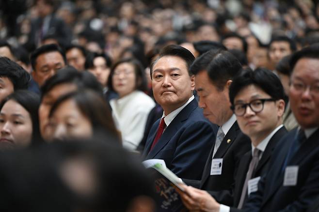 윤석열 대통령이 부활절인 3월31일 서울 강동구 소재 명성교회에서 열린 '2024 한국교회부활절연합예배'에 참석하고 있다. 윤 대통령 부터 오른쪽으로 김진표 국회의장, 국민의힘 한동훈 비상대책위원장, 더불어민주당 김부겸 상임공동선거대책위원장. ⓒ대통령실 제공