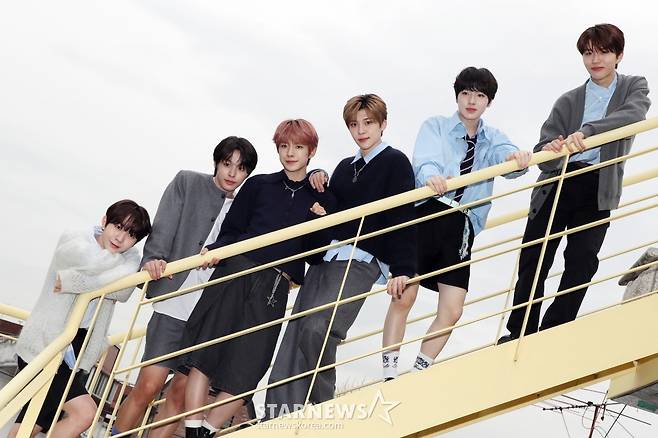 그룹 엔시티 위시(NCT WISH)가 3일 오전 서울 성수동 한 카페에서 한국 활동 한달을 기념해 갖은 언론 인터뷰에서 포즈를 취하고 있다. 2024.04.03 /사진=임성균