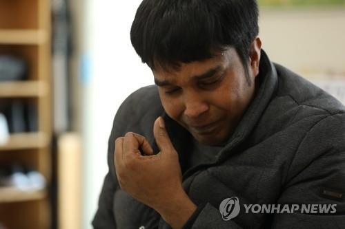 내가 이렇게 죽을 수는 없어요 연합뉴스와 인터뷰 중에 울음을 참지 못하는 방글라데시 출신 이주노동자 아지트 씨
 [촬영 이건희 연합뉴스 인턴기자]