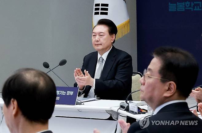 법제처장 보고 뒤 박수치는 윤석열 대통령 (서울=연합뉴스) 홍해인 기자 = 윤석열 대통령이 4일 서울 용산 대통령실 청사에서 열린 민생토론회 후속 조치 2차, 경제분야 점검 회의에 참석해 이완규 법제처장의 후속 조치 입법 현황 및 추진 대책 보고 뒤 박수를 치고 있다. 2024.4.4 hihong@yna.co.kr