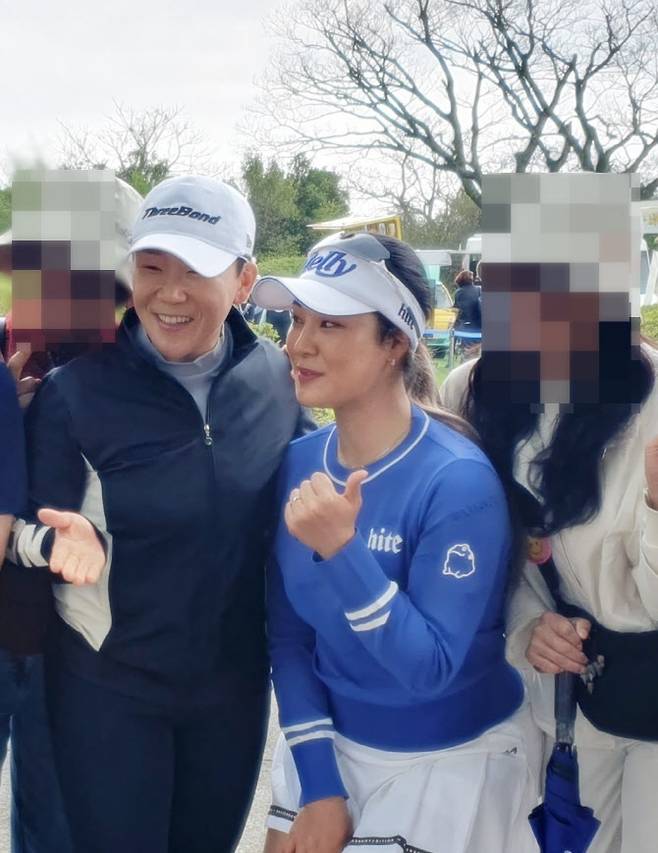 신지애(왼쪽)와 윤이나가 5일 열린 KLPGA 투어 두산건설 위브 챔피언십 2라운드 후 함께 사진을 찍고 있다.