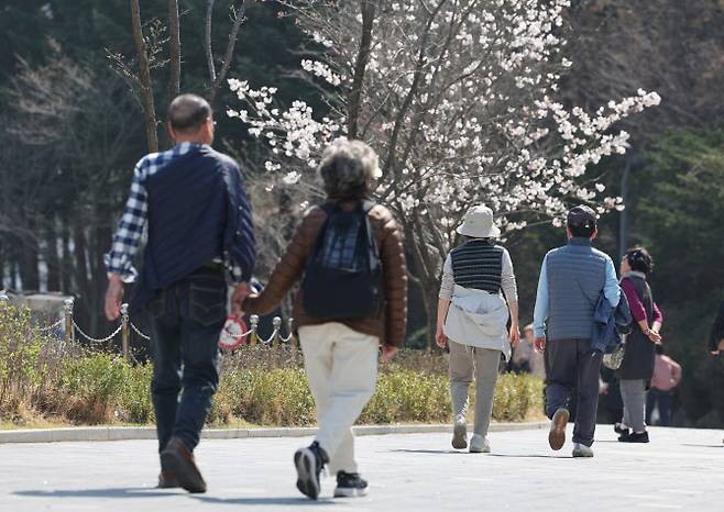 따뜻한 봄 날씨에 ‘나들이 옷’을 준비하는 소비자가 크게 늘었다. 사진은 서울대공원을 찾은 시민들이 더위에 외투를 허리춤에 차거나 팔에 걸친 채 이동하고 있다. (사진=연합뉴스)