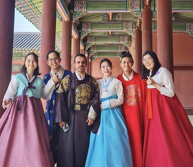 4. 국제의료진들의 한국문화 체험에 동행한 강내정 코디네이터(오른쪽부터 세 번째) [사진=고려대 안암병원 제공]