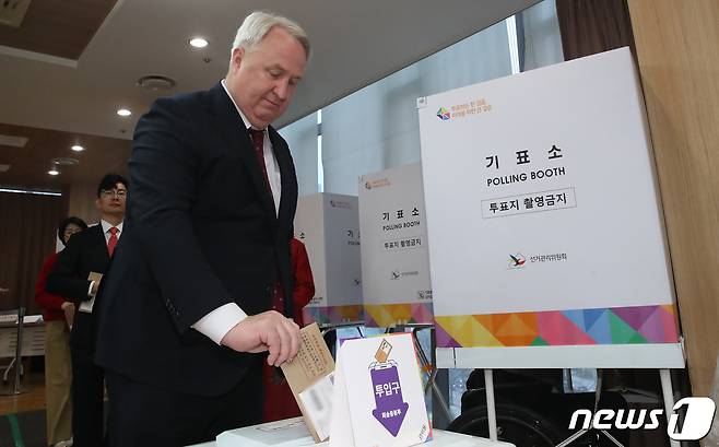 인요한 국민의미래 선거대책위원장이 제22대 국회의원선거(총선) 사전투표일인 5일 오전 서울 영등포구 여의동 주민센터에 마련된 사전투표소에서 투표를 하고 있다. 2024.4.5/뉴스1 ⓒ News1 임세영 기자