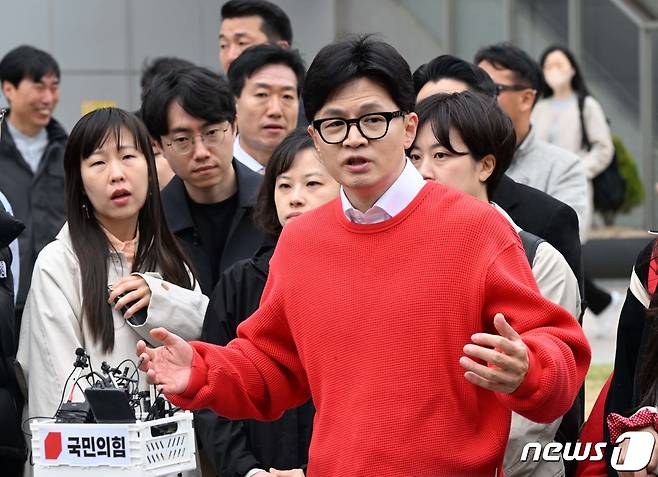 한동훈 국민의힘 총괄선거대책위원장이 제22대 국회의원 선거 사전투표 첫날인 5일 오전 서울 서대문구 신촌동 사전투표소에서 투표 후 취재진의 질문에 답하고 있다. (공동취재) 2024.4.5/뉴스1 ⓒ News1 임세영 기자