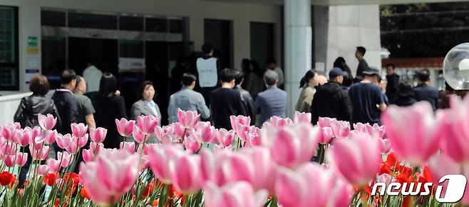 제22대 국회의원선거 사전투표 첫날인 5일 오후 제주도의회 의원회관에 마련된 연동사전투표소 인근이 점심시간을 이용해 소중한 한표를 행사하려는 시민들로 북적이고 있다. 2024.4.5/뉴스1