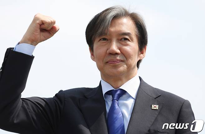조국 조국혁신당 대표가 4일 오후 서울 용산구 효창공원역 인근에서 열린 검찰독재 조기종식, 서울시민과 함께 행사에 참석해 인사하고 있다. 2024.4.4/뉴스1 ⓒ News1 김민지 기자