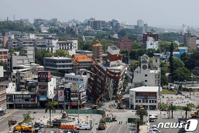 4일(현지시간) 대만 화롄에서 철거를 앞둔 건물. 해당 건물은 전날 규모 7.2 지진 발생 이후 심각하게 기울어져 당국의 조사를 받고 있다. 2024.04.04. ⓒ 로이터=뉴스1 ⓒ News1 정윤영 기자