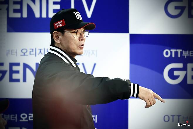 KT 이강철 감독이 심판판정에 항의하다 퇴장당했다. 시즌 1호다. 사진 | KT 위즈