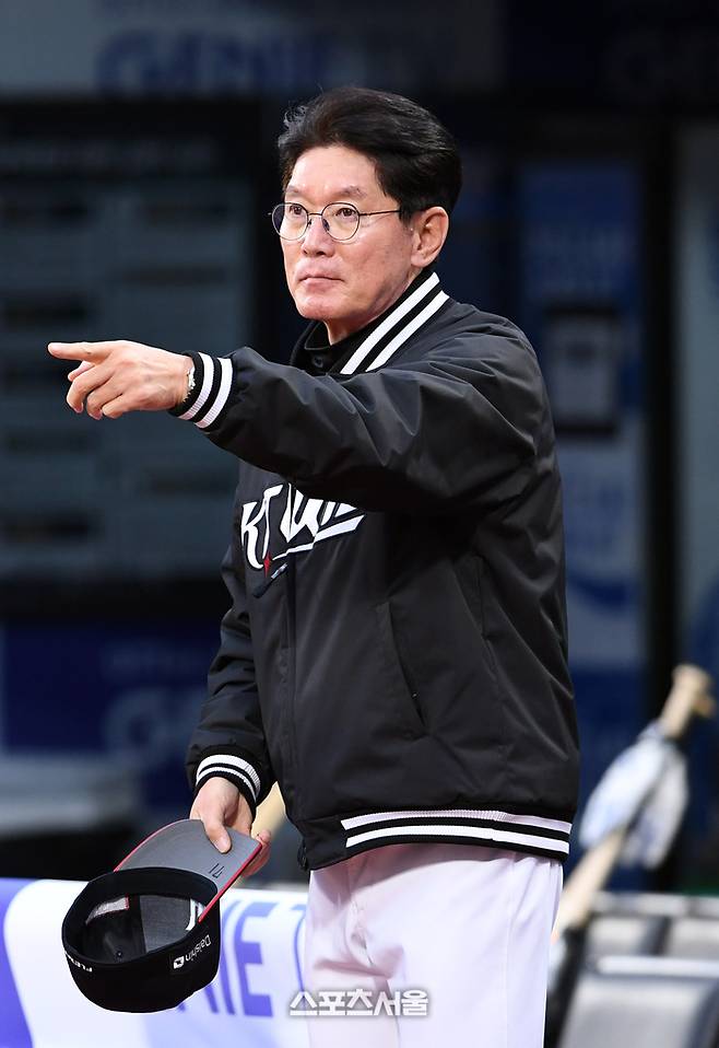 비디오 판독에 항의하면 곧바로 퇴장이 내려질 수 있는 상황. 주심은 곧바로 이 감독에게 퇴장을 선언했다. 이 감독은 황재균에게 더그아웃으로 들어오라고 손짓했다. 사진 | 박진업 기자 upandup@sportsseoul.com