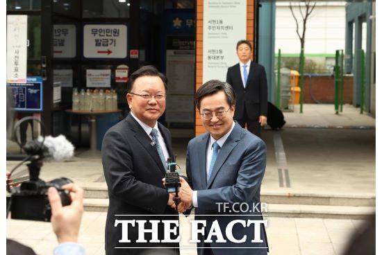 김동연 경기도지사가 5일 오전 성남시 분당구 서현1동행정복지센터에서 제22대 국회의원 선거 투표를 마친 뒤 김부겸 더불어민주당 상임선대위원장과 언론의 질문에 답변하고 있다./경기도