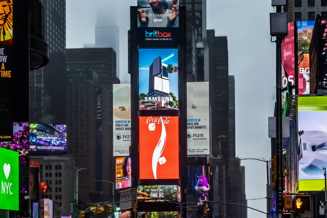 삼성전자가 미국 뉴욕 타임스스퀘어에서 '비스포크 AI 패밀리허브' 냉장고 영상으로 옥외광고를 선보이고 있다.(사진=삼성전자)