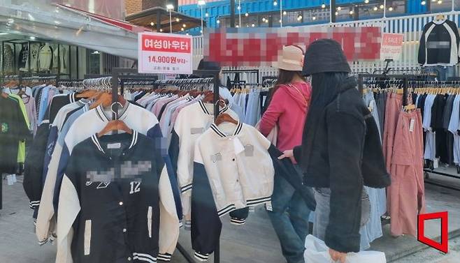 서울 마포구 서교동의 한 의류 매장 앞에서 시민들이 옷을 살펴보고 있다.[사진=심성아 기자]