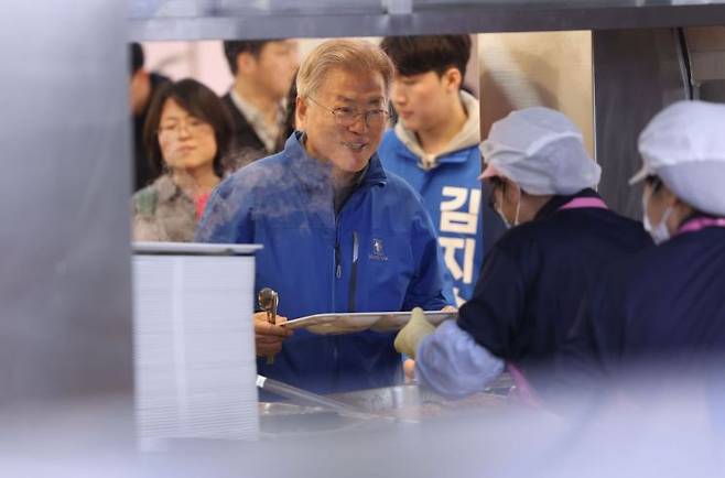 문재인 전 대통령이 4일 오전 경남 창원시 창원대학교에서 학식을 먹기 위해 줄 서고 있다. [사진출처=연합뉴스]