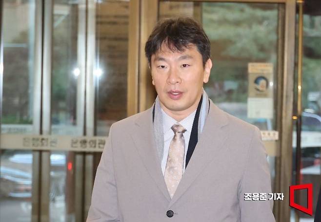 이복현 금융감독원장이 21일 서울 중구 은행회관에서 열린 비상거시경제금융회의에 참석하고 있다. 비공개로 열린 이날 회의에는 최상목 경제부총리 겸 기획재정부 장관, 김주현 금융위원장, 이창용 한국은행총재 등이 참석했다. 사진=조용준 기자 jun21@
