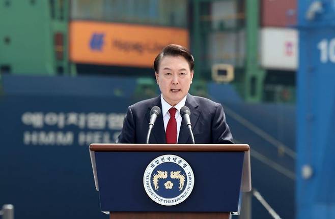 윤석열 대통령이 5일 경남 창원시 진해구 부산항 신항 7부두 개장식에서 기념사를 하고 있다. [이미지출처=연합뉴스]