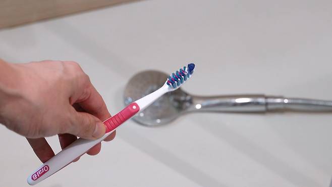 샤워기 칫솔로 닦으면 안되는 이유