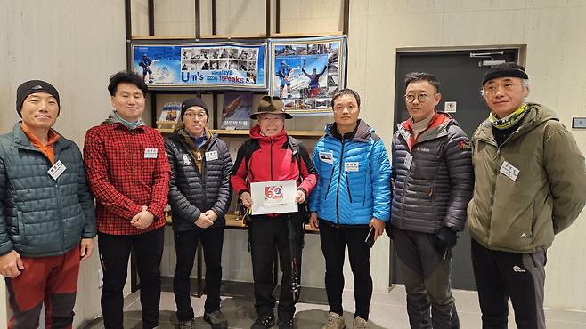 한국-네팔 수교 50주년 기념 히말라야 원정에 나서는 엄홍길 대장과 대원들. 사진 왼쪽부터 백종민, 정재균, 김동진, 엄홍길 대장, 엄태철, 변준기, 구은수 대원. /정병선 기자