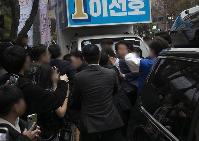 4일 오후 울산 울주군 더불어민주당 한 후보의 지원 유세 현장에서 이재명 대표에게 달려든 20대 남성이 경찰에 제지당했다. /뉴시스