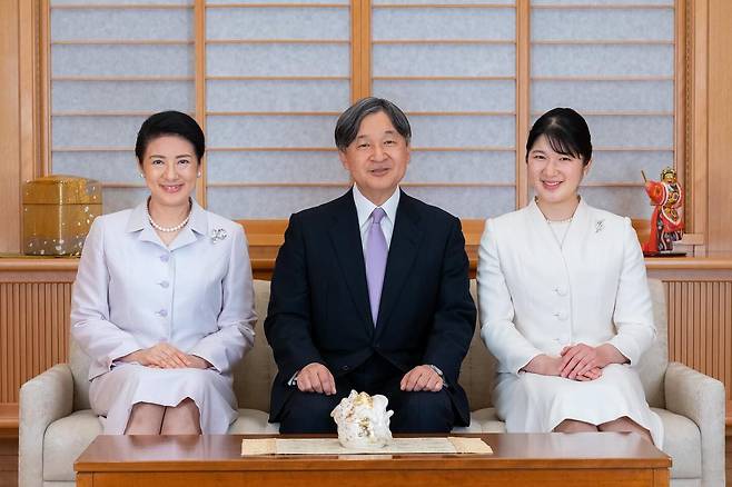 일왕 부부와 딸 아이코 공주가 나란히 앉아 웃고 있는 모습. 일본 왕실 인스타그램 계정이 개설된 후 처음 올라온 사진이다. /인스타그램