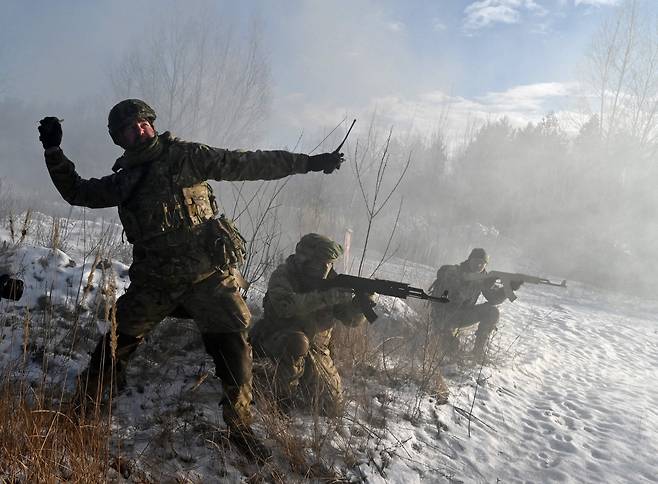 우크라이나에 대한 러시아의 군사적 위협이 증대되고 있는 가운데 우크라이나 예비군 조직인 향토방위군 대원들이 지난해 12월 25일(현지시간) 수도 키예프 인근에서 군사훈련을 벌이고 있다./AFP 연합뉴스