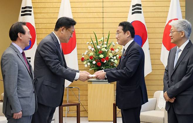 지난달 26일 정진석 국회 부의장 등 윤석열 대통령 당선인이 일본에 파견한 한일 정책협의대표단이 일본 총리관저에서 기시다 후미오 일본 총리를 만나고 있다. 대표단의 단장인 정 부의장이 기시다 총리에게 윤 당선인의 친서를 전달하는 모습./한일 정책협의대표단 제공