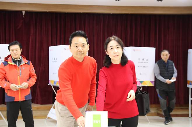 5일 안산갑 장성민(왼쪽) 국민의힘 후보가 아내와 함께 사전투표를 하고 있다./김민기 기자