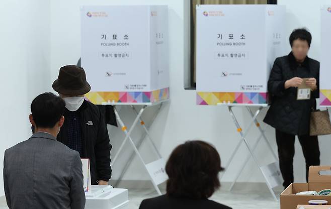 제22대 총선 사전투표 첫날인 5일 서울 영등포구 문래동주민센터에 마련된 사전투표소에서 유권자들이 투표를 하고 있다. /뉴스1